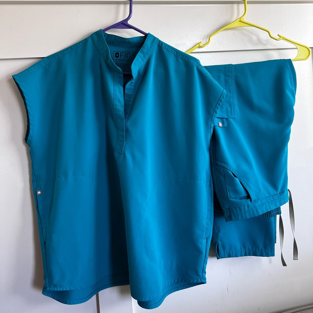 Figs scrubs Teal medium Rafaela and large Yola